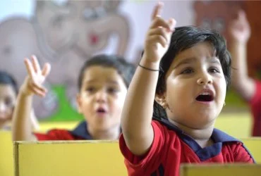 students raise their hand during class