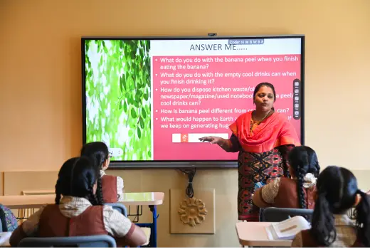 MVM school students at lab