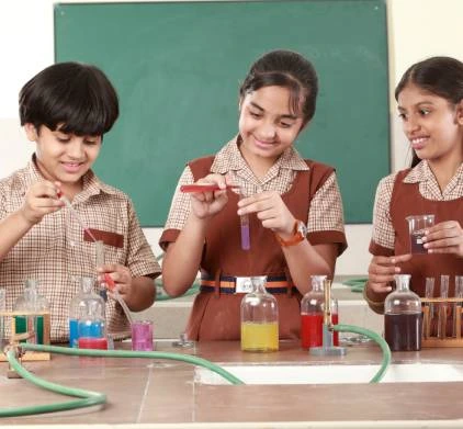 MVM school students at lab
